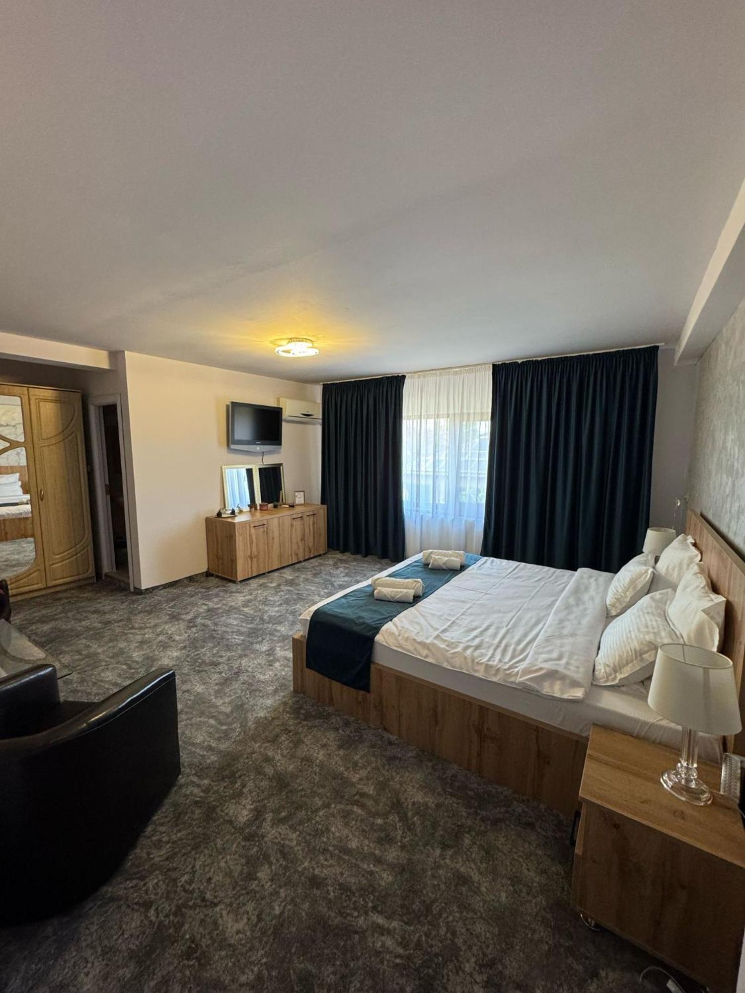 Hotel Imperium Caracal Exterior photo