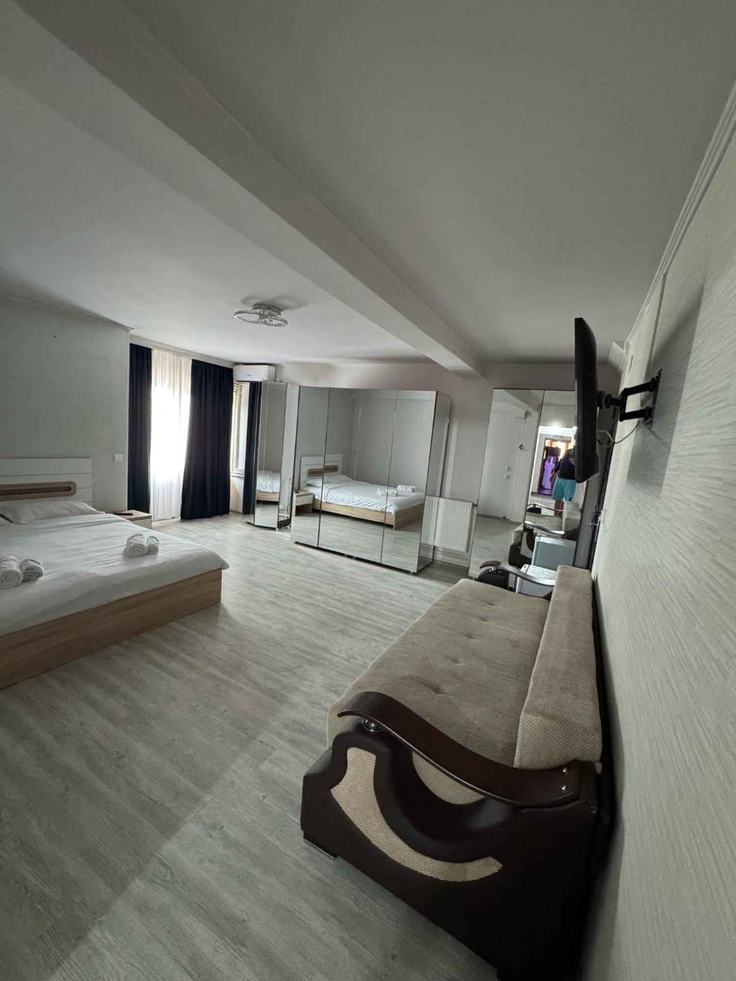 Hotel Imperium Caracal Exterior photo